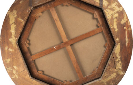 Rückansicht eines antiken runden Gemäldes mit sichtbarem Holzrahmen und Befestigungsdetails.