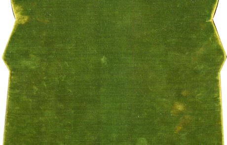 Detailaufnahme eines abstrakten, monochromatisch grünen Gemäldes. Die Textur weist Variationen in der Farbintensität mit dunkleren grünen Flecken und Linien auf. Das Gemälde hat eine unregelmäßige Form mit welligen Kanten, angelehnt an die Form einer Vase oder ähnlichem Gefäß.