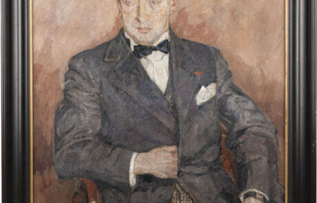 Porträt eines ernst blickenden Mannes in eleganter Kleidung, gemalt von einem unbekannten Künstler. Das Bild zeigt den Mann in einem dunklen Anzug mit Fliege, sitzend mit gekreuzten Händen. Die Maltechnik betont Textur in seiner Kleidung und den Gesichtszügen mittels grober Pinselstriche.