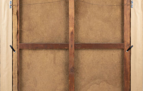 Rückansicht eines gerahmten Gemäldes, wobei die Leinwand und das Holzgestell sichtbar sind. Zu sehen sind vertikale und horizontale Holzstreben, die die Struktur stabilisieren, sowie Metallklammern an den Ecken, die den Rahmen zusammenhalten. Der Hintergrund ist unscharf, konzentriert auf die Details der Konstruktion und Materialien des Kunstwerks.