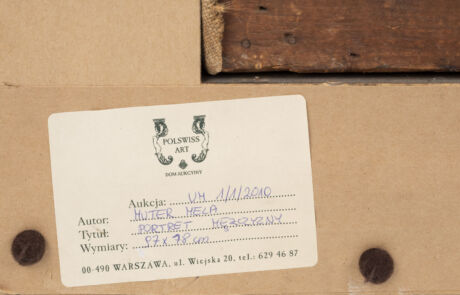 Nahaufnahme einer Auktionskarte von Polswiss Art auf der Rückseite eines Gemäldes. Die Karte mit Details wie Auktionsdatum, Autor, Titel und Typ in handschriftlicher sowie gedruckter Form. An das Kunstwerk ist die Karte mit braunen Klebepunkten befestigt.