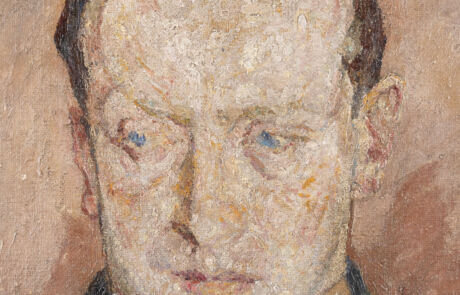 Nahaufnahme eines Gemäldes, das das Gesicht eines Mannes mit entrücktem Blick darstellt. Das Porträt zeigt einen Mann mit blasser Haut und deutlich sichtbaren Pinselstrichen in rötlichen und orangefarbenen Tönen. Seine Augen sind blau, und seine Gesichtszüge sind leicht verschwommen, was dem Bild einen impressionistischen Stil verleiht.