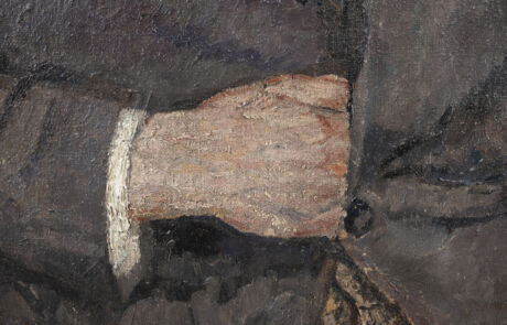 Detailaufnahme eines Gemäldes, das einen Ausschnitt eines männlichen Arms in Anzug zeigt, mit Fokus auf den Manschettenknopf und die gefalteten Stofflagen des Ärmels. Der Pinselstrich ist grob und die Farbpalette umfasst dunkle Brauntöne mit Akzenten in Weiß und Beige.