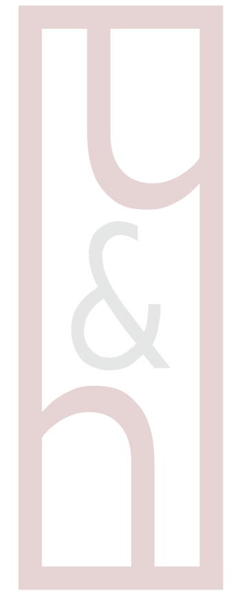 Das Logo des Kunstauktionshauses Hargesheimer zeigt rote und schwarze Designelemente mit dem Schriftzug "H&K" in einem stilisierten schwarzen Buchstaben auf rotem Grund, wobei der untere Teil des "H" und das "&" in ein gemeinsames Design integriert sind.