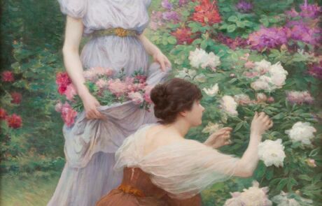 Alt-Text: Zwei Frauen in historischen Kleidern pflücken Blumen in einem üppigen Garten, Gemälde für eine Kunstauktion.