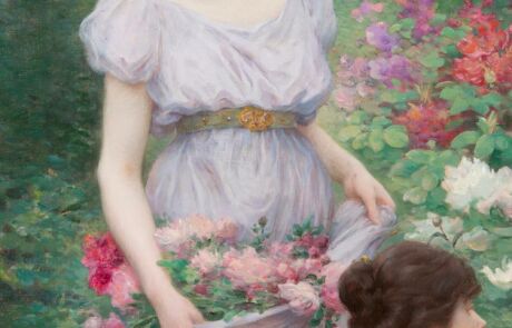 Alt-Text: Historisches Gemälde einer Frau in einem lila Kleid, die Blumen in einem üppigen Garten arrangiert – Auktion historischer Kunstwerke.