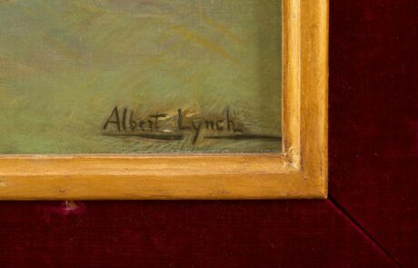 Nahaufnahme der Signatur "Albert Lynch" auf einem impressionistischen Gemälde, eingefasst in einen goldenen Rahmen.