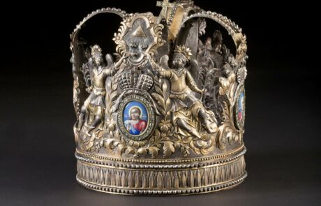 Detailreiche historische Krone mit Reliefs und Ikonen, ausgestellt bei einer Kunstauktion.