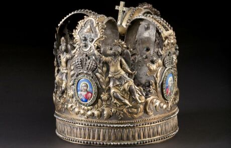 Prächtige, historische Krone mit religiösen Ikonen und detaillierten Verzierungen, ausgestellt bei Hargesheimer Kunstauktion.