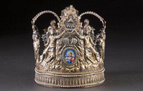 Detaillierte Silberkrone mit religiösen Figuren und zentralem Emaille-Porträt, historisches Sammlerstück.