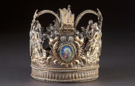 Prächtige antike Silberkrone mit eingearbeitetem Porträt und filigranen Verzierungen, ausgestellt bei einer Kunstauktion.