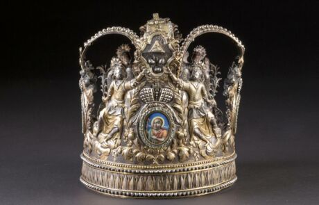 Antike verzierte Silberkrone mit Relieffiguren und zentralem Emaille-Porträt, ein historisches Kunstwerk bei Hargesheimer Kunstauktionen.