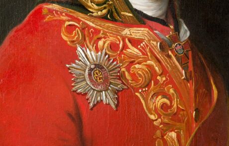 Detail einer historischen Malerei zeigt eine aufwändig verzierte Uniform mit Orden.
