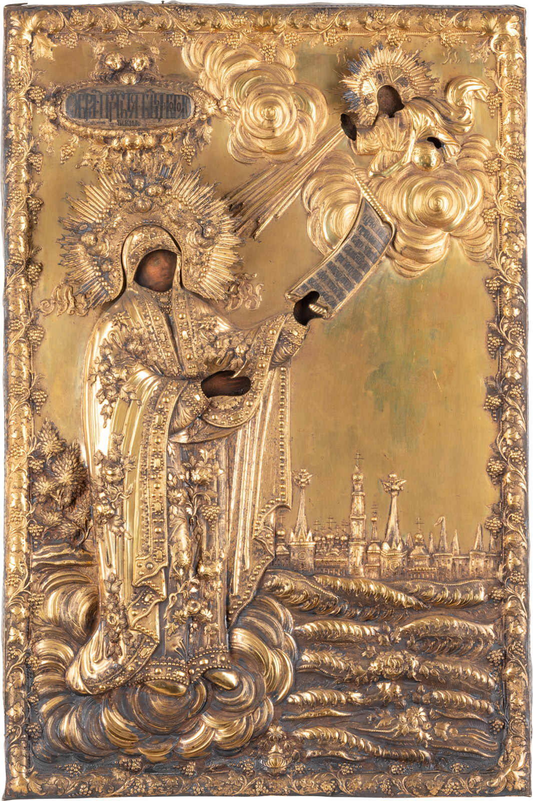 Detailreiche orthodoxe Ikone, zeigt eine in goldenes Gewand gekleidete Figur mit einer weiten, reich verzierten Kapuze. Sie hält eine große, offene Schriftrolle. Im Hintergrund sind goldene Wolken und im oberen Teil eine kleinere Engelsfigur zu sehen.