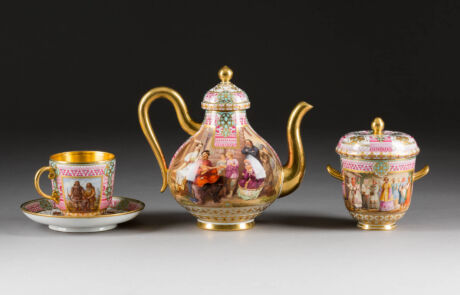 Antikes Porzellan-Teeset mit aufwendigen Malereien und Vergoldungen, präsentiert auf Kunstauktion.