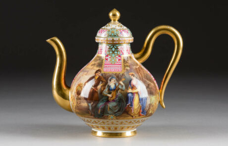 Verzierte, historische Teekanne mit detailreichen Figurenmalereien bei Hargesheimer Kunstauktion.