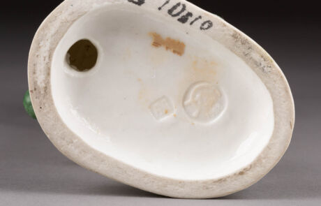 Antike ovale Porzellanschale von unten, Markierungen erkennbar, Sammlerstück bei einer Kunstauktion.