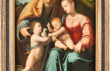 Renaissance-Gemälde einer heiligen Familie, betont durch lebendige Farben und klassische Komposition, eingefasst in einen verzierten Rahmen.