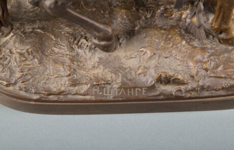 Nahaufnahme einer detaillierten Bronzeskulptur mit Signatur „H. Lutahfe“ bei einer Kunstauktion.