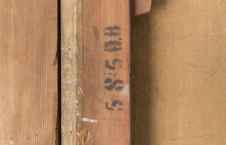 Nahaufnahme alter Buchrücken mit erkennbarem Stempel, Sammlerstücke bei Hargesheimer Kunstauktion.