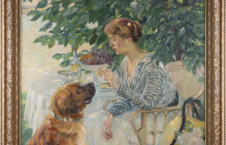 Ölgemälde einer jungen Frau am Tisch im Gespräch mit einem Hund, umgeben von grüner Laubkulisse.