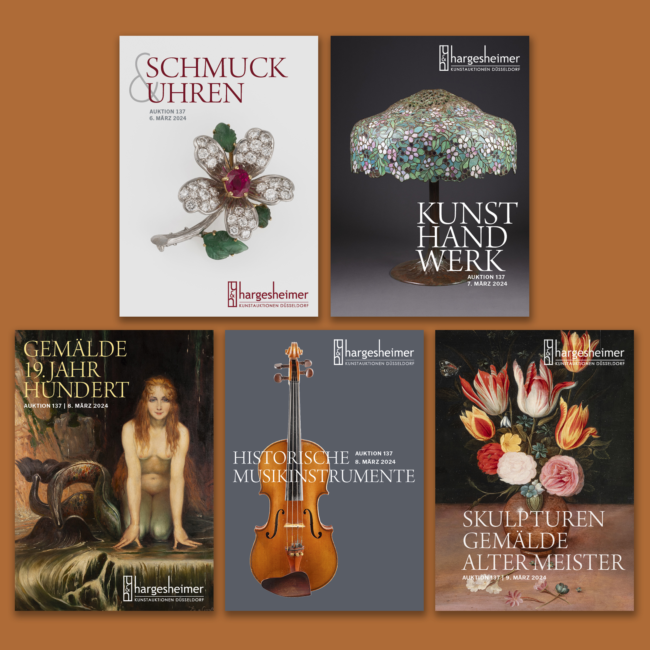 Collage von Auktionskatalog-Covern des Hargesheimer Auktionshauses, darstellend: Schmuckuhr in Blumenform mit Edelsteinen, Jugendstil-Tischlampe, Gemälde einer nackten Frau im Wald, eine Violine und ein stilles Leben mit Tulpen und Rosen.