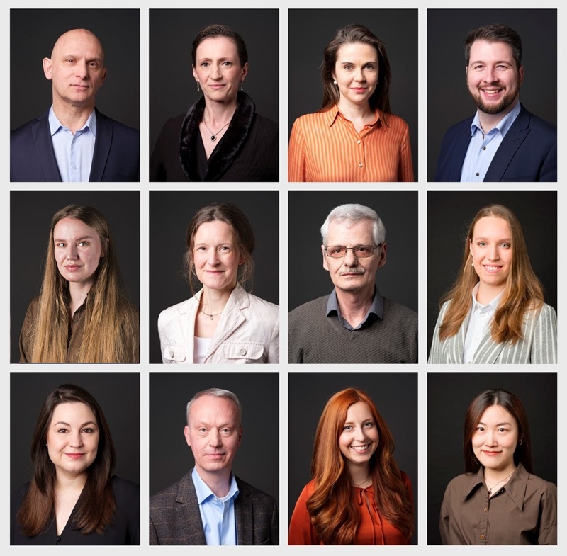 Das Bild zeigt eine Collage von zwölf Porträtaufnahmen. Jedes Porträt stellt eine Person vor dunklem Hintergrund dar. Die Personen tragen professionelle Kleidung, darunter Anzüge, Hemden, Blusen und Jacken in verschiedenen Farben wie Blau, Orange, Schwarz, und Grau.