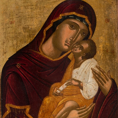 Historische Ikone, die die Jungfrau Maria in rotem Gewand zeigt, die das Christuskind hält. Der Hintergrund ist goldfarben und gealtert.