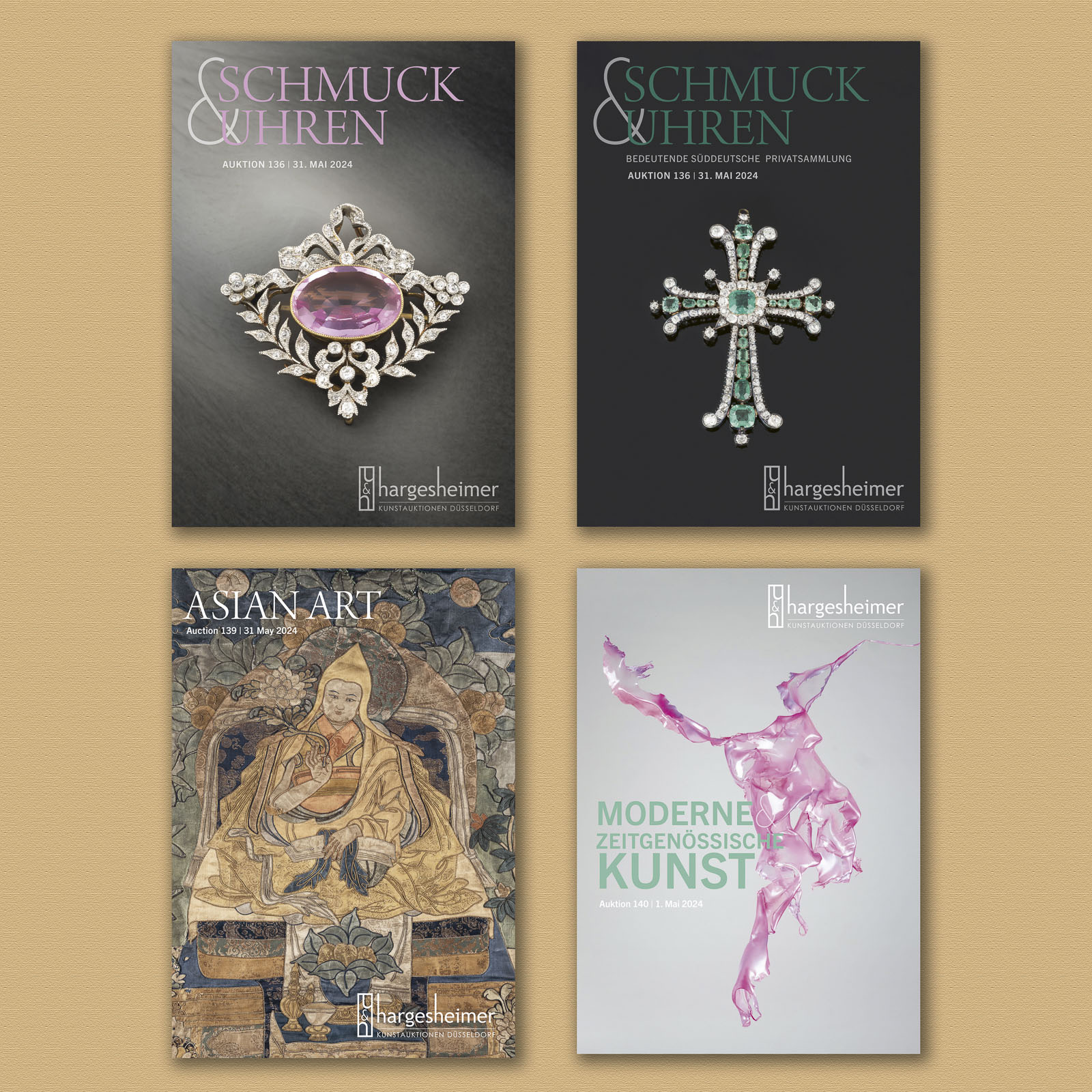 Collage von vier Auktionskatalogen des Hargesheimer Auktionshauses, darstellend: Ein Juwelenschmuckstück, ein süddeutsches Priesterkreuz, eine asiatische Kunst-Ikone und ein abstraktes zeitgenössisches Kunstwerk in Pink.