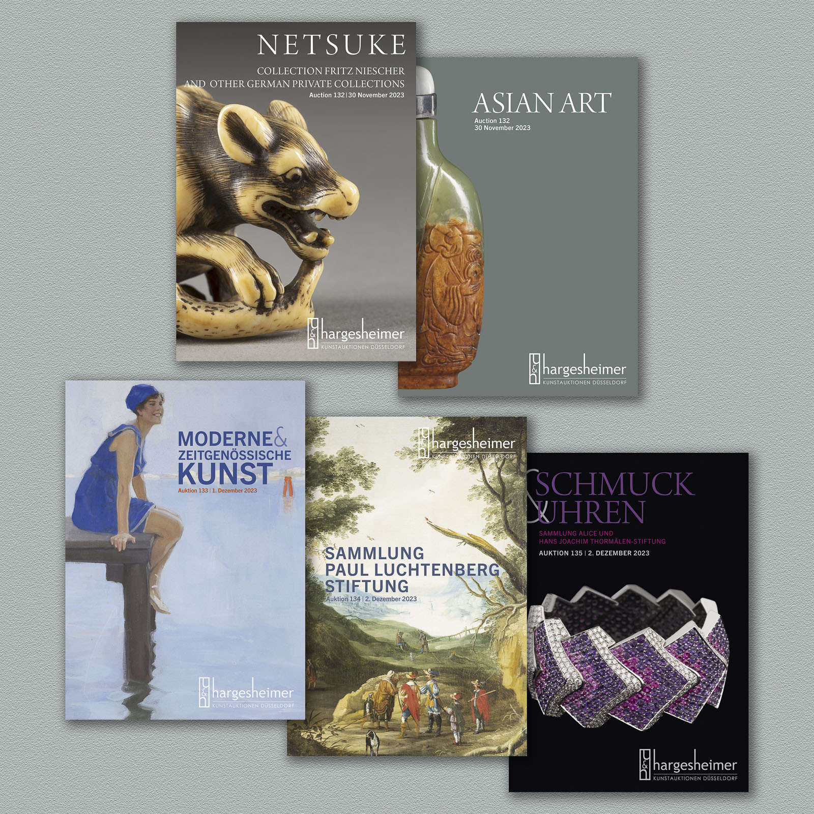 Collage von Auktionskatalogen des Hargesheimer Auktionshauses in Düsseldorf, darunter asiatische Kunst, Netsuke-Figuren, moderne und zeitgenössische Kunst sowie Schmuckstücke.