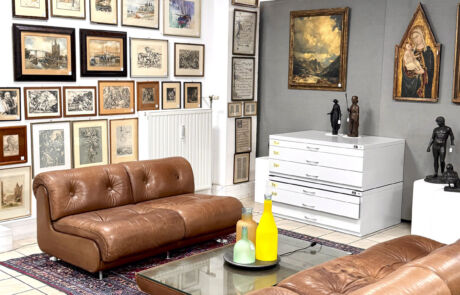 Elegantes Interieur eines Auktionssaals von Hargesheimer mit vielfältigen historischen Kunstwerken und edlem Mobiliar.